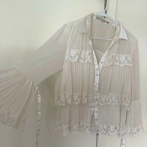 Gorgeous Alice and Olivia White Ruffled Top